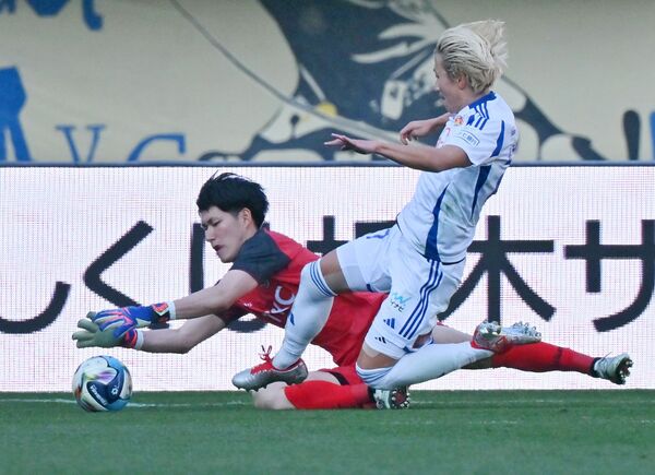 後半32分、栃木ＳＣのＧＫ猪越（奥）がゴール前のボールをキャッチする