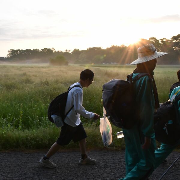 すがすがしい朝日を浴びて歩く生徒たち