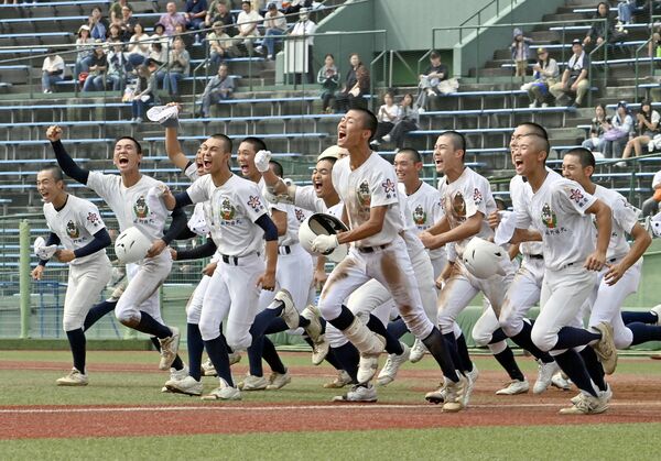 ２年連続８度目の優勝を果たし、笑顔で応援席に駆け出す佐野日大ナイン＝５日午前11時15分、宇都宮清原球場、広瀬華撮影