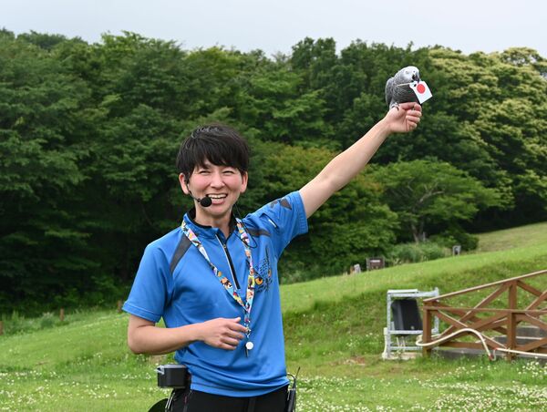 日の丸をくわえ日本の勝利を予想したオリビア＝28日午後、那須町大島