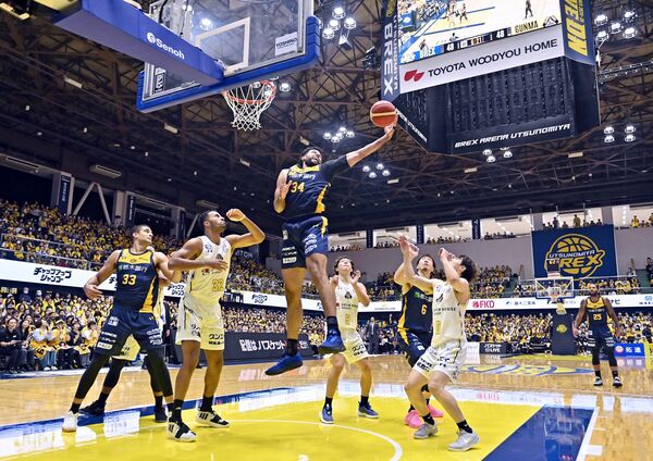 気迫あふれるプレーでファンを沸かせるブレックスの選手ら=23日午後8時20分、宇都宮市元今泉5丁目、永嶌理絵撮影