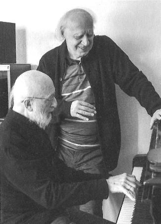 　歓談するアレクセイ・リュビモフ（手前）とヴァレンティン・シルヴェストロフ（アルバム「…レーテーに花咲く…」より）