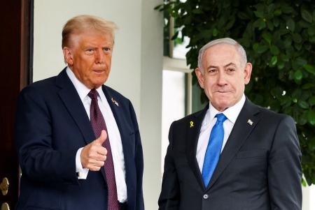 　９月２９日、米ホワイトハウスに着いたイスラエルのネタニヤフ首相（右）を出迎えるトランプ大統領（ロイター＝共同）