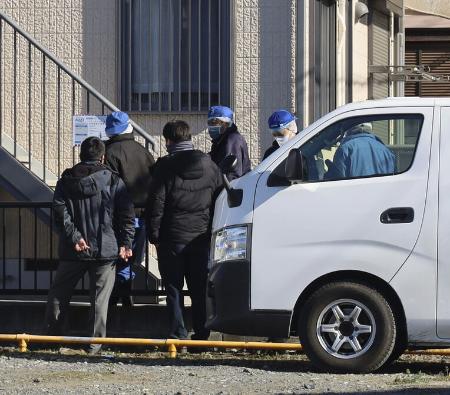 　現場のアパートを調べる捜査員ら＝１日、水戸市