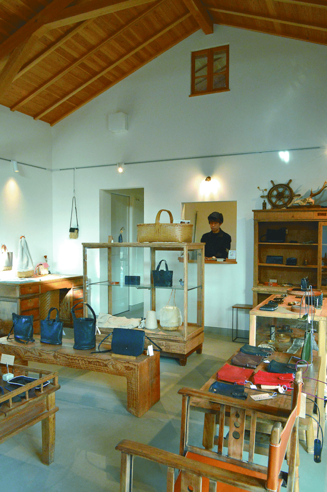 木のぬくもりを感じる空間で作品にじっくり触れて