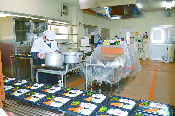 ランチルーム内の給食室で作る弁当（大５００円・小４５０円）