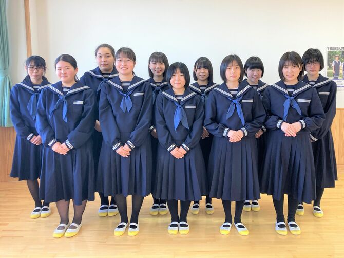 3年生のメンバー左上から、井用 樹那(いよう・じゅな)さん、フドウ・ラファエラさん、山本 舞桜(やまもと・まお)さん、若林 茉椰(わかばや・まや)さん、櫻岡 史帆(さくらおか・しほ)さん、星野 美咲(ほしの・みさき)さん 左下から小林 理那(こばやし・りな)さん、春山 友花(はるやま・ゆうか)さん、藤田 紗(ふじた・すず)さん、鈴木 沙弥(すずき・さや)さん、永井 里桜(ながい・りお)さん