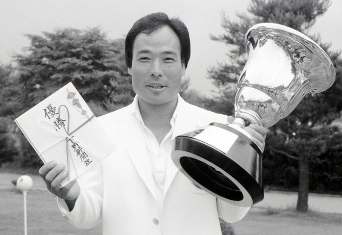 第15回栃木オープンで3度目の優勝を飾り、優勝カップを手にする高橋プロ