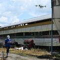 ドローンで畜舎暑さ対策へ 屋根に遮熱剤散布実演