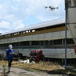 ドローンで畜舎暑さ対策へ　屋根に遮熱剤散布実演