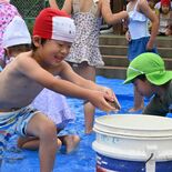 アユたくさん捕れたよ　鹿沼・清洲保育園でプール開き　園児30人、元気に…