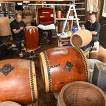夏祭り控え和太鼓作りピーク　那須烏山の寺澤太鼓店