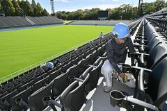 【夕刊】黒一色の観客席、ピッチの緑に映え