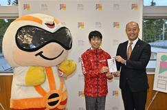 障スポ健闘願い山川さんに激励金