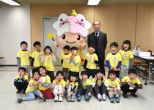 緑保全へ寄付金 保育園児届ける