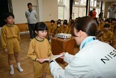 町内２１カ所に本２冊を寄贈