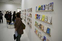 はがき大の卓越美術品　