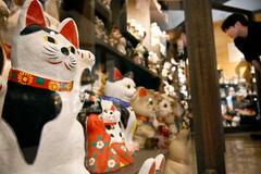 人も福も呼ぶ招き猫７千点「ニャロメ」も