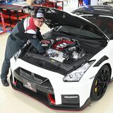 インターパークにスポーツカーなど展示　日産栃木自動車大学校の学生が解説