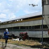 ドローンで畜舎暑さ対策へ　屋根に遮熱剤散布実演