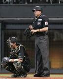 全球場で球審がヘルメット