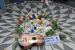 レノン追悼、愛と平和願う