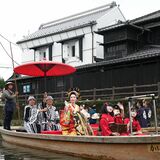 喜多川歌麿が描いた世界を　花魁が船でゆったり、栃木で「歌麿道中」　14日までまつり開催中