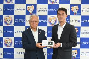 塩谷/小林支店長(右)の訪問を受けた見形町長