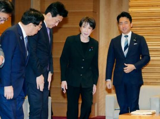 閣議に臨む高市首相(右から2人目)ら=10日午前、首相官邸