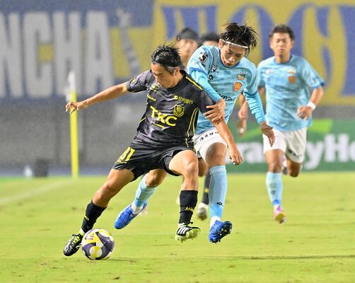 前半２分、栃木ＳＣのＦＷ中野（左）が相手と競り合いながらゴールに攻め込む＝カンセキスタジアムとちぎ、広瀬華撮影