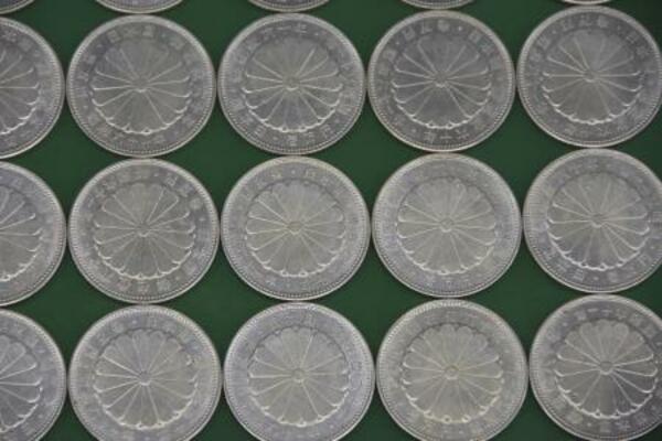 　偽造された昭和天皇在位６０年記念の１万円銀貨＝５日、東京税関