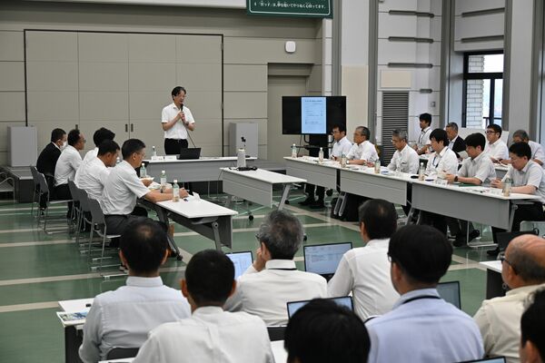 LRTのダイヤ改正の意向などが示された芳賀・宇都宮基幹公共交通検討委員会の会合=16日午前、宇都宮市役所
