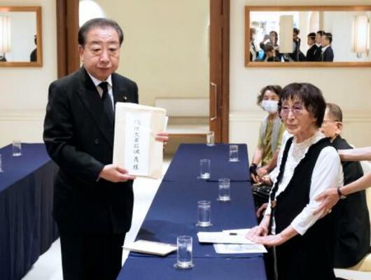 　被爆体験者の岩永千代子さん（右）から石破首相宛ての要望書を預かった立憲民主党の野田代表＝９日午前、長崎市