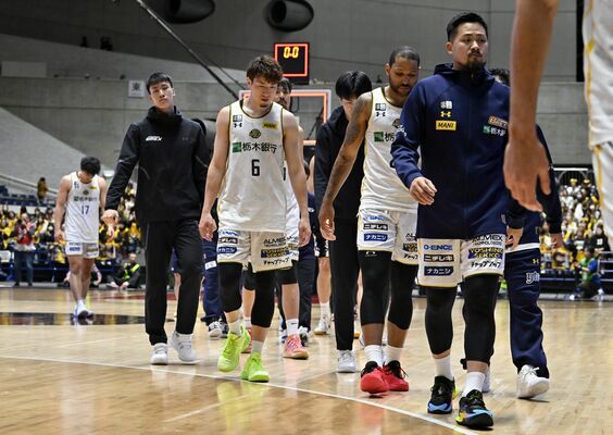 準決勝で敗退し、肩を落として引き揚げるブレックスの選手たち＝10日午後５時55分、代々木第一体育館、森田大地撮影