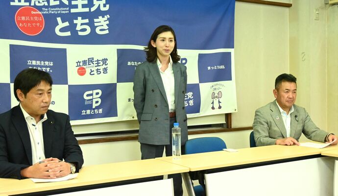 立候補を表明する板津氏（中央）＝16日夜、宇都宮市内