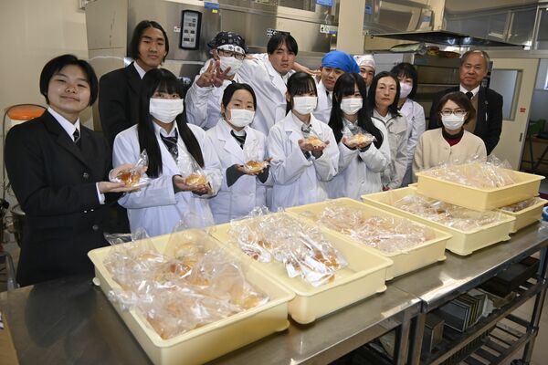 開発したアンパンを手にする生徒ら