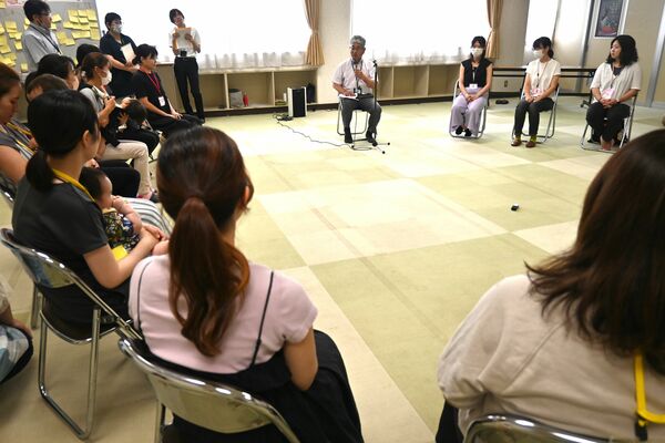 小菅町長（奥中央）と子育てについて意見交換する参加者