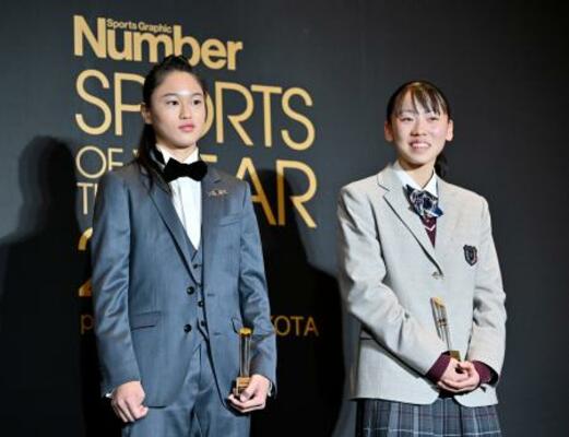 　「ＮＥＷ　ＦＡＣＥ賞」を受賞した陸上女子の久保凜（右）とスケートボード男子の小野寺吟雲＝２３日、東京都千代田区