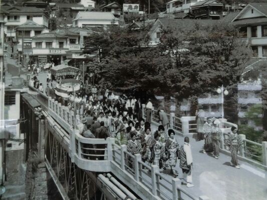 昭和初期の鬼怒川温泉街。橋を渡る芸妓ら