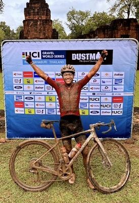 レースを終え、ガッツポーズで喜びを表現するブリッツェンの沢田＝タイのカンチャナブリ