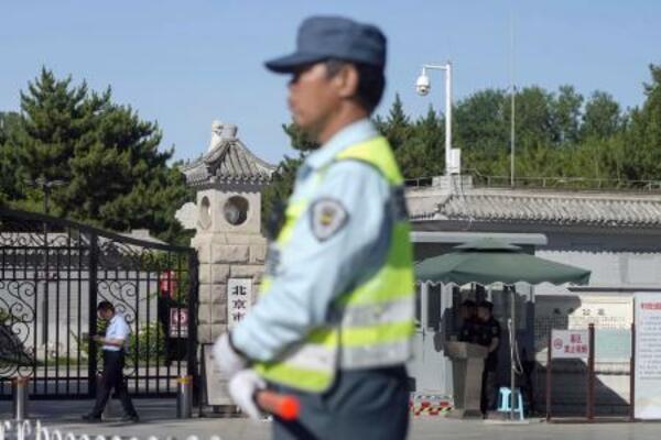 　２０２５年６月４日、天安門事件の犠牲者が眠る墓地付近を警戒する治安当局者＝北京（共同）