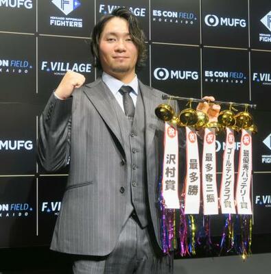 契約更改交渉を終え、ポーズをとる日本ハム・伊藤=3日、エスコンフィールド北海道