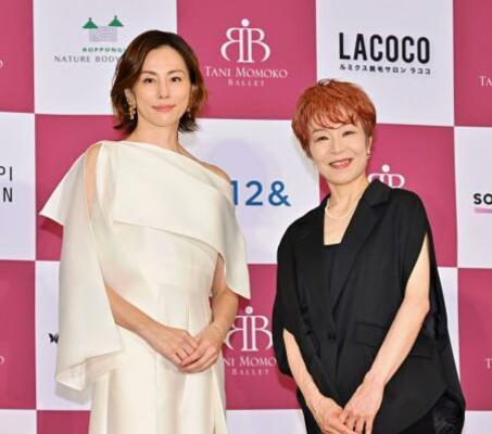 報告会に登場した米倉涼子(左)と高部尚子=東京都港区