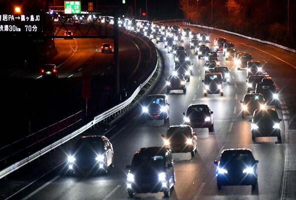 Ｕターンラッシュで車列が続く東北自動車道上り線の佐野藤岡インターチェンジ付近＝２日午後５時35分、栃木市藤岡町都賀