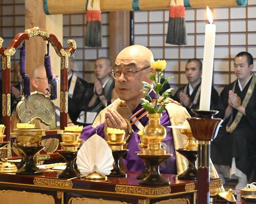 晋山式で読経する柴田門跡