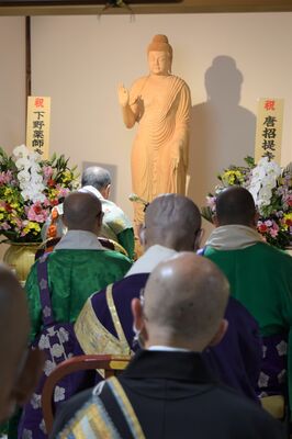 下野薬師寺の薬師如来像立像を復元模刻した仏像の開眼法要