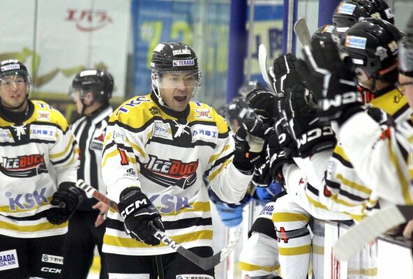 第3ピリオド4分37秒、勝ち越し点を決め仲間とハイタッチする古橋=コーセー新横浜スケートセンター