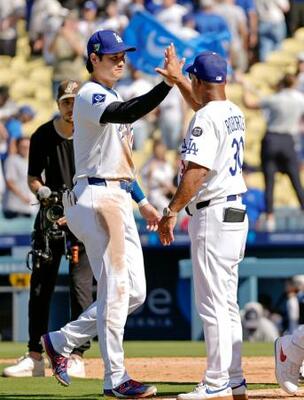 　パドレスに勝利し、ロバーツ監督（右）とタッチを交わすドジャース・大谷＝ロサンゼルス（共同）