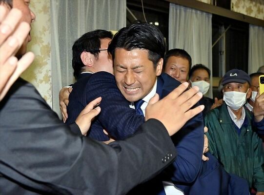 初当選を決め支持者に抱きついて喜ぶ森島武芳氏（中央）＝７日午後９時45分、矢板市本町