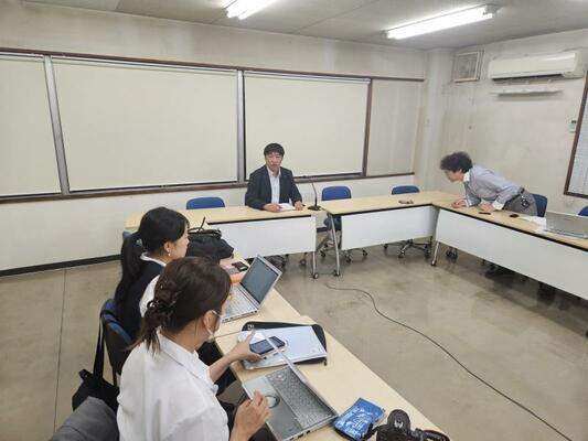 記者会見で衆院選の対応などを説明する立憲民主党県連の小池幹事長（中央）。共産との連携に距離感をにじませた＝９月３０日午後、宇都宮市